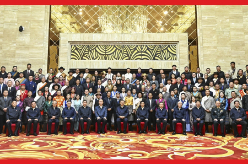 习近平接见西藏各族各界代表