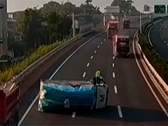重庆：轮胎脱落货车侧翻 路过司机热心救人