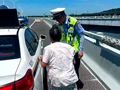 武汉：七旬老人高速逆行 民警烈日下上演“极速守护”