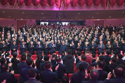 习近平观看庆祝西藏自治区成立60周年文艺晚会《雪域欢歌》