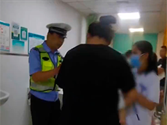 幼儿高烧惊厥 辅警暖心救助
