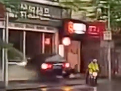 南宁：小轿车被追尾后失控一头撞进餐饮店