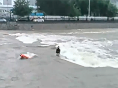 辽宁大连：男子被困水中 消防冒雨救援