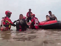 “赶海”短视频再度引发险情 消防人员成功救援两人
