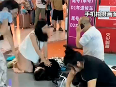 成都：旅客突然晕倒 休假医生紧急施救