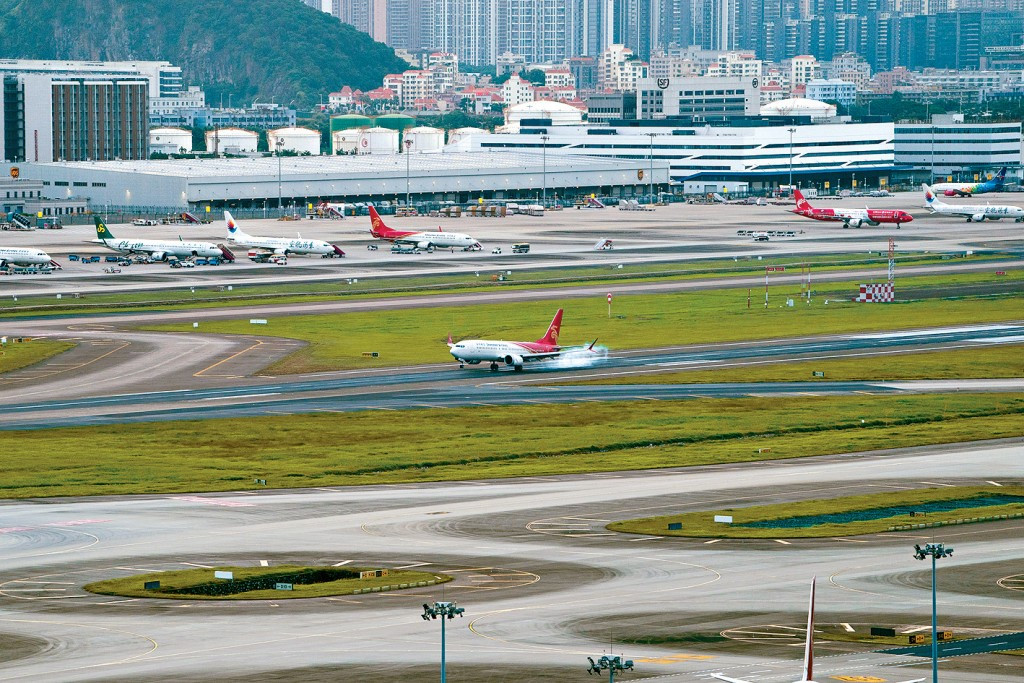 深圳机场三跑道成功试飞 计划年内投用