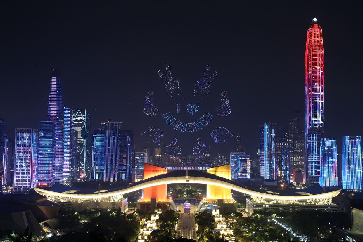 深圳经济特区建立45周年无人机灯光秀闪耀夜空