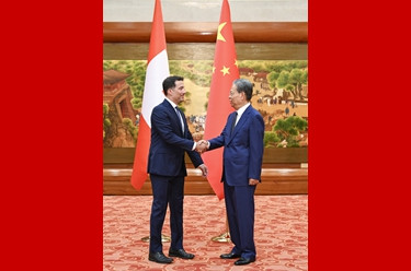 赵乐际同瑞士联邦议会联邦院议长会谈