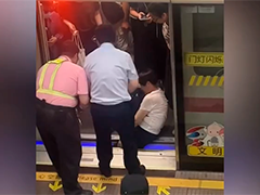 早高峰女子腿卡站台间隙 工作人员火速救援化险为夷
