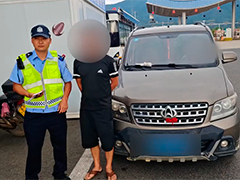 云南玉溪：收费站前偷梁换柱 男子无证驾驶被查获
