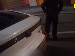 云南曲靖：轿车凌晨“飙车炸街” 警车紧追拦停处罚