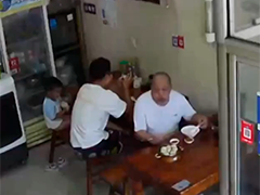 浙江东阳：萌娃独自找妈妈 热心老板领进店照看并报警