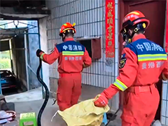 老人一觉醒来 脚边“凉意”竟是眼镜王蛇