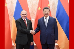 习近平会见亚美尼亚总理