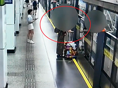 外籍母女走散 民警帮忙团圆