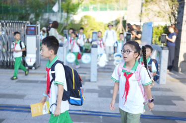 全国中小学幼儿园陆续迎来新学期