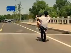 “鬼火少年”街头炫技博眼球 警方：绝不惯着！