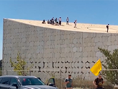 以色列抗议者登上以国家图书馆楼顶要求结束加沙战争