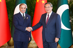 李强会见巴基斯坦总理