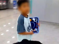 萌娃地铁站走失 辅警帮忙找到家人