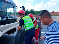 江西吉安：客车半路爆胎 救援队紧急处置