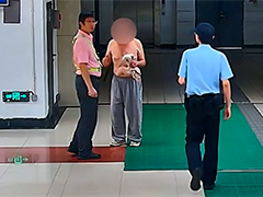 老伯赤膊现身车站 专属上衣成寻亲“密码”