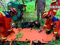 山东潍坊：三轮车坠桥女子被困 消防紧急救援