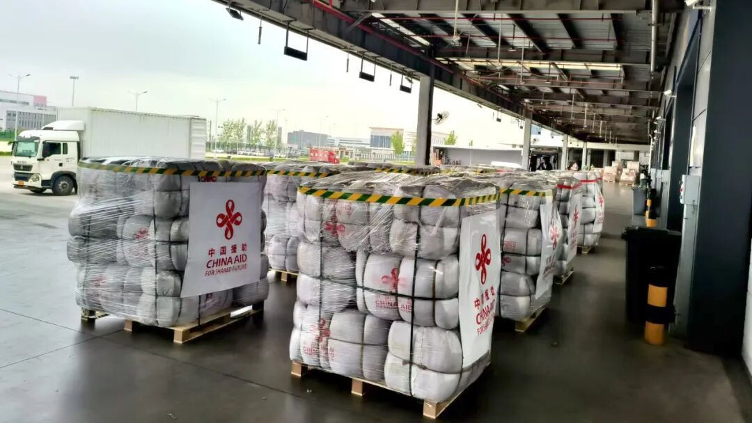 中国政府向阿富汗提供的首批地震救灾物资运抵喀布尔