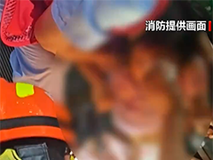 安徽宿州：3岁女童乘扶梯被卡 消防及时救援