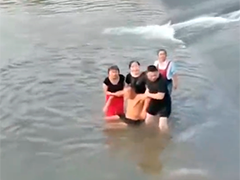 宁波：老人不慎落水 路人合力救援