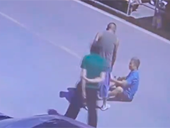 湖北襄阳：老人晕倒车流中 众人携手救援