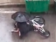 湖北阳新 男孩暴雨中骑车摔倒 热心人冒雨救助