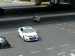 孩子送医路上昏迷 民警紧急接力护送
