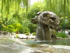 济南：趵突泉持续喷涌22年 “月牙飞瀑”胜景再现