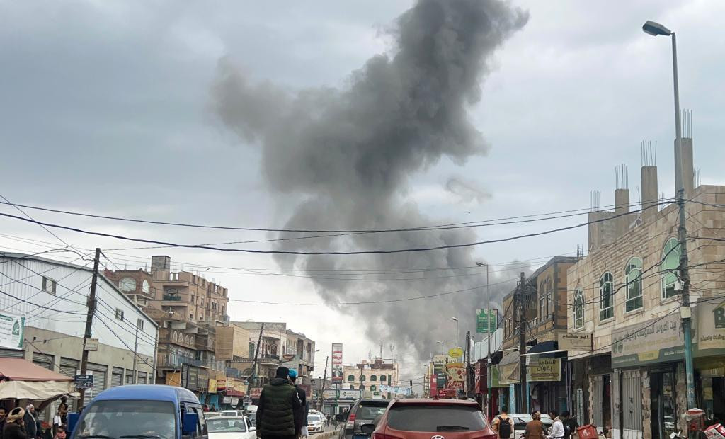 以军空袭也门首都等地造成35人死亡 胡塞武装誓言回应