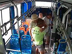江苏如东：老人公交车上突发中风 司机与路人热心救助