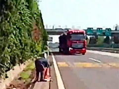 老人高速拾荒 民警及时劝离