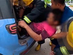 宜春丰城：边开车边刷手机 “老头乐”撞上货车两人被困