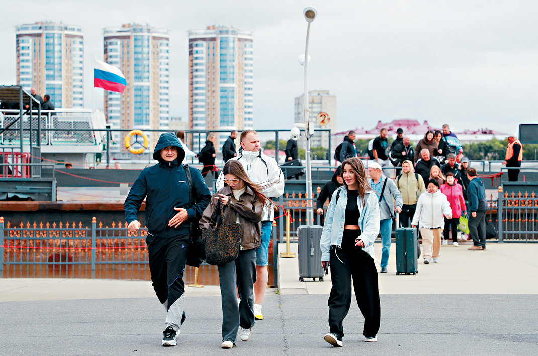 试行对俄免签首日 多口岸迎来跨境旅客