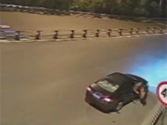 重庆：无证驾驶偷换座位 道路监控揭开真相