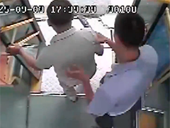 湖北十堰：公交上突然吐血 司机乘客紧急救助