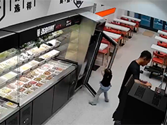 山东枣庄：两岁女童遇险 小伙救人后“隐身”