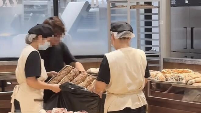 网红面包店丢弃200多只面包引热议 门店回应：当天因天气原因大量面包未售出 为特殊情况