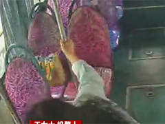 万元金饰遗落公交车“一程一检”找回手提袋