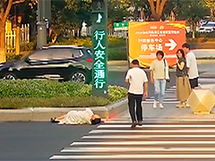 浙江余姚：女子晕倒路边 警民联手救援