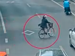 女子骑车横穿马路被撞 交警判其负全责