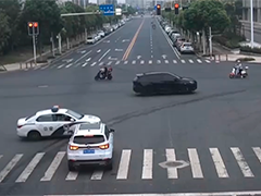 湖北襄阳：38周孕妇羊水破裂 警车开道10分钟送医