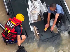 重庆：小车掉入河中司机被困 消防及时救援