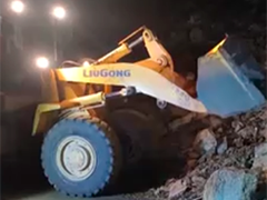 甘肃天水 降雨引发山体塌方 道路交通一度中断