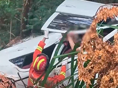 江西新余：车辆坠落40米山坡 消防绳索垂降救援